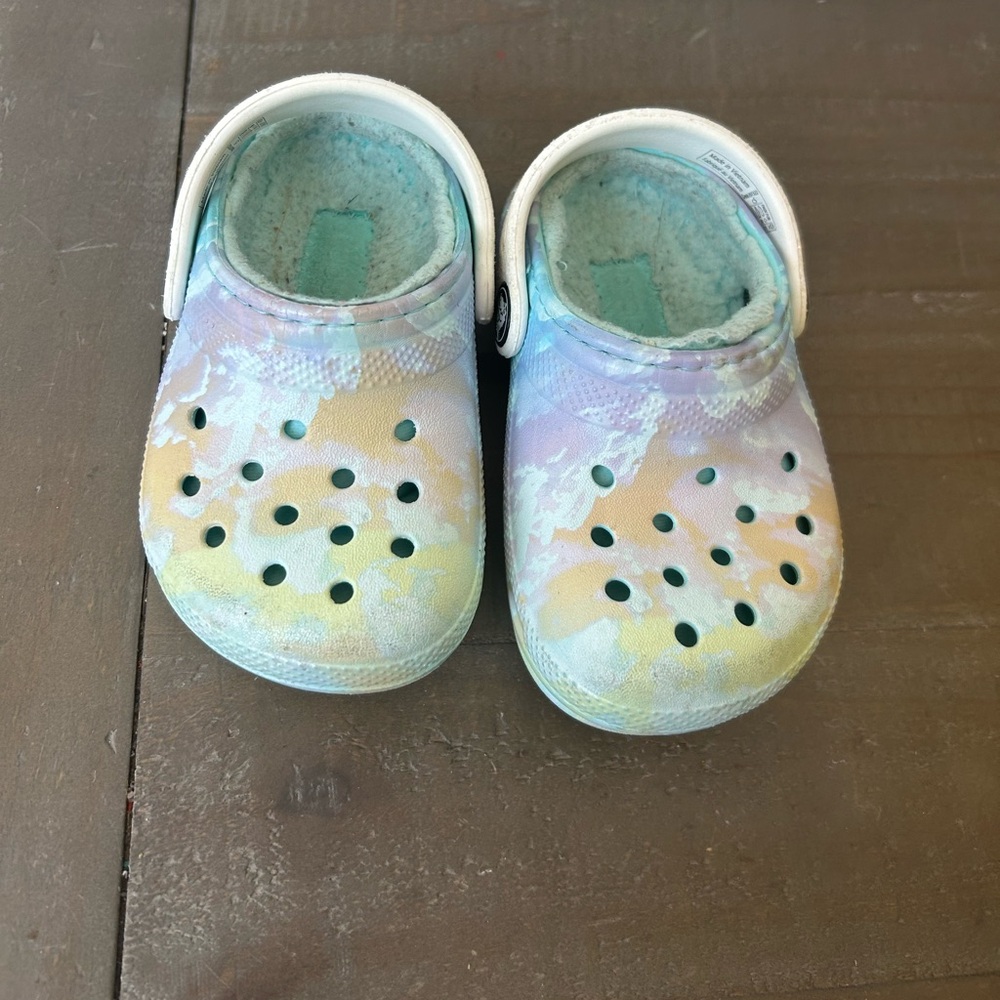 CROCS Kids fleeced lined Pastel Tie-Dye Slip-On Clogs in Mint, Lavender & Yellow